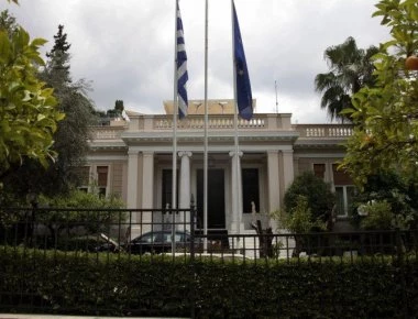 Οργίλη ανακοίνωση από Μαξίμου κατά ΝΔ: «Θα ήσασταν γελοίοι, αλλά είστε επικίνδυνοι»